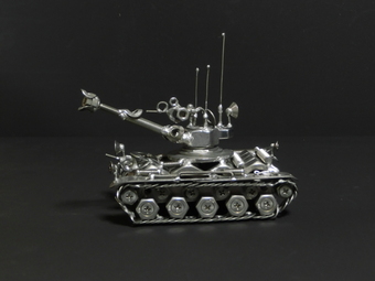ネジアート戦車　すべて手作りユニークアート雑貨　インテリアやプレゼントにおすすめです。